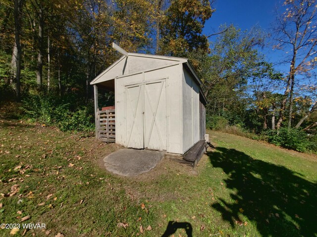 view of outdoor structure featuring a yard