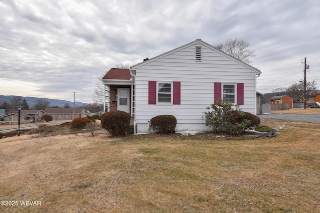 bungalow featuring a front yard