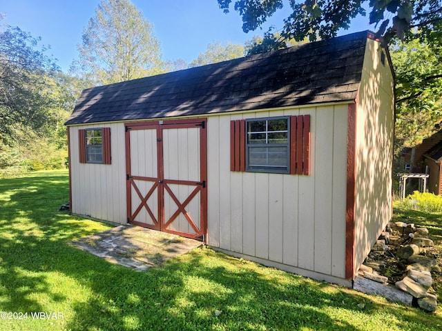 view of outdoor structure with a yard