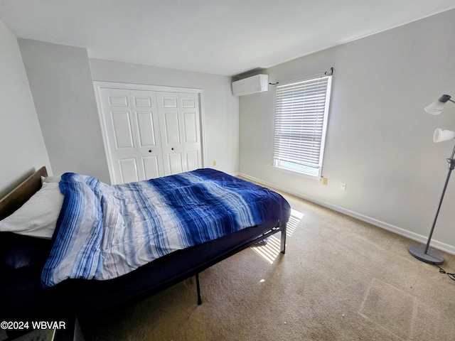 bedroom featuring carpet flooring, a wall unit AC, and a closet