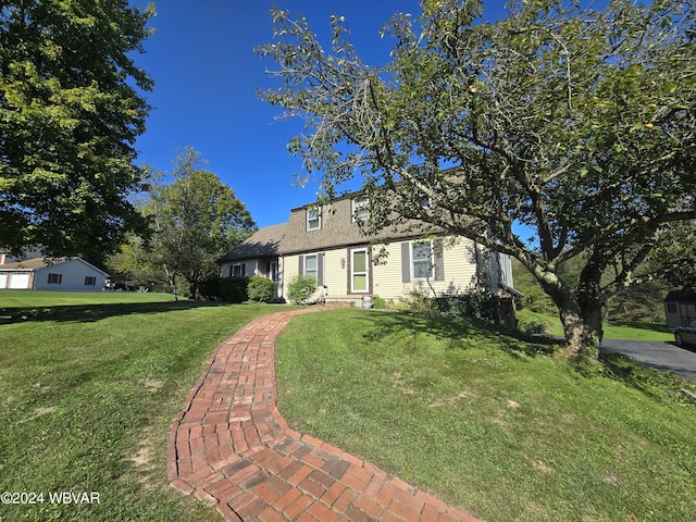 view of front of house featuring a front lawn