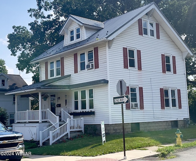 view of front of property with a front lawn and a porch