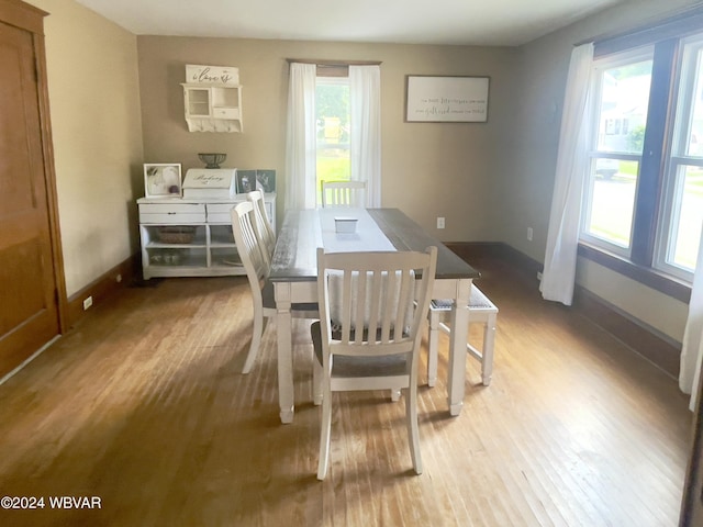 dining room with plenty of natural light, light hardwood / wood-style floors, and independent washer and dryer