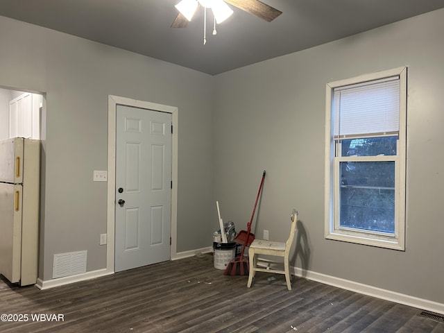 sitting room featuring dark wood-type flooring and ceiling fan