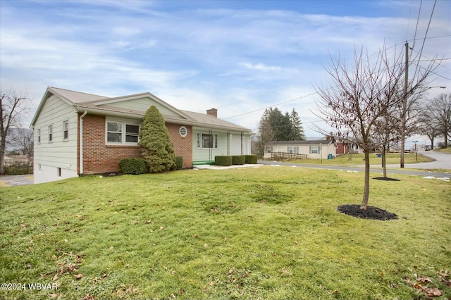 ranch-style house featuring a front yard