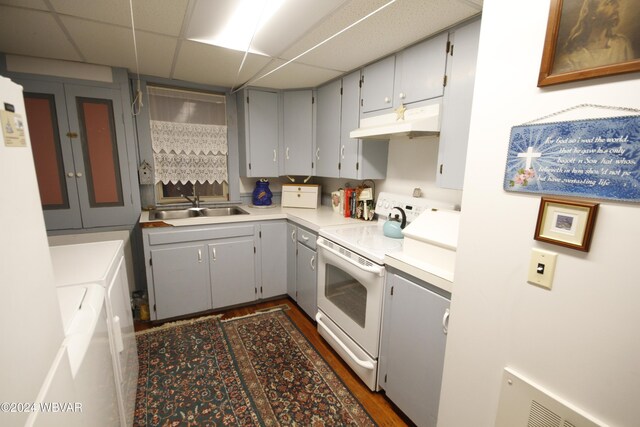 kitchen with a paneled ceiling, gray cabinetry, sink, electric range, and dark hardwood / wood-style flooring