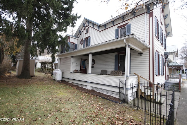 view of front of property with a front lawn and covered porch