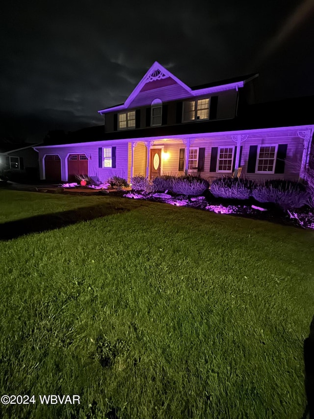 view of front of property featuring a front lawn