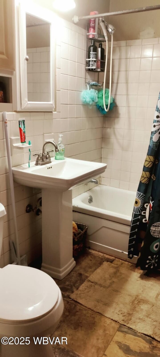 bathroom with tile walls, shower / bathtub combination with curtain, backsplash, and toilet