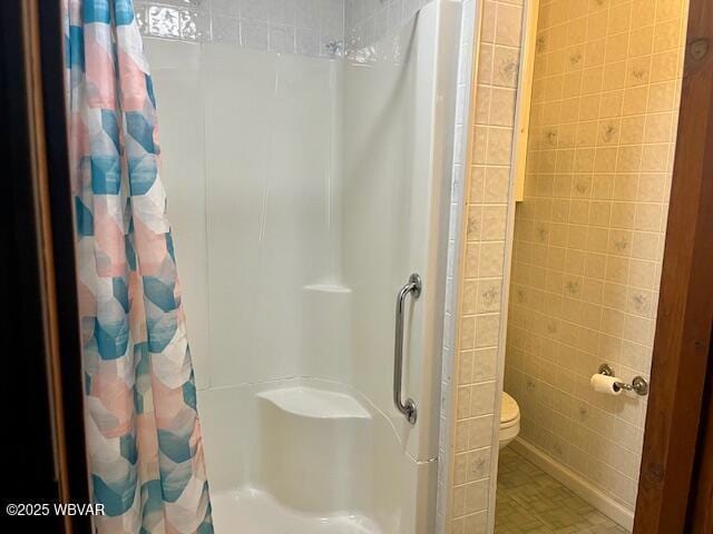 104 Pearl St, Lock Haven, PA 17745 - bathroom featuring curtained shower, toilet, and tile walls