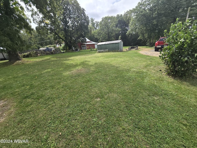 view of yard featuring an outbuilding