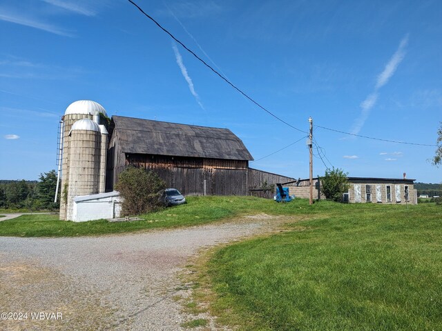 view of yard with an outdoor structure