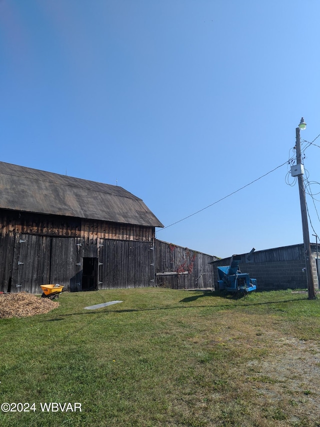 view of yard with an outbuilding