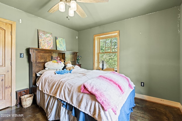 bedroom with a ceiling fan and baseboards