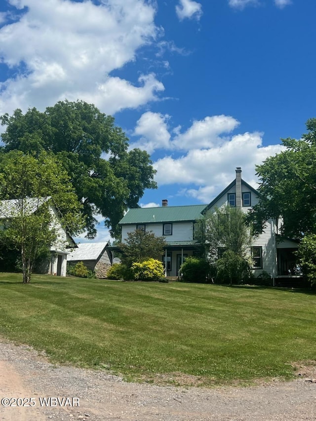 view of front of property with a front yard