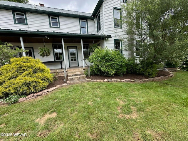 view of front facade with a front lawn