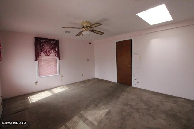 empty room featuring ceiling fan and carpet