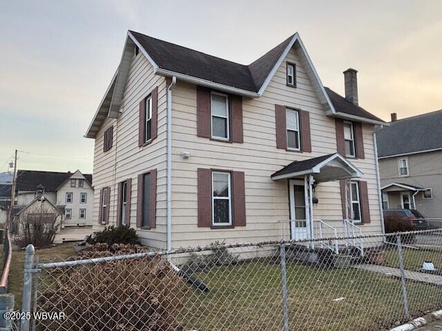 view of front of property with a yard