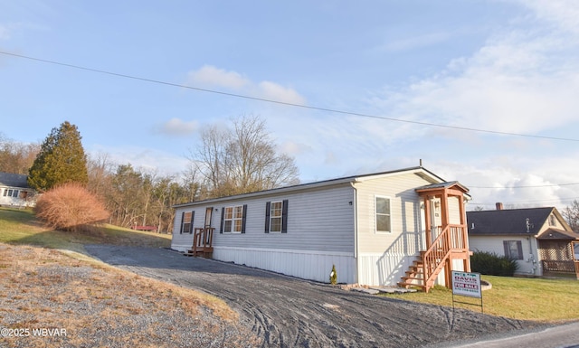 view of front of house featuring a front yard