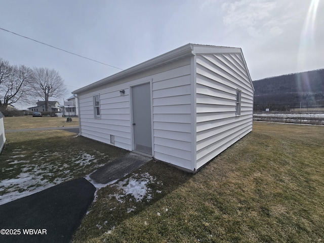 view of outdoor structure featuring an outbuilding