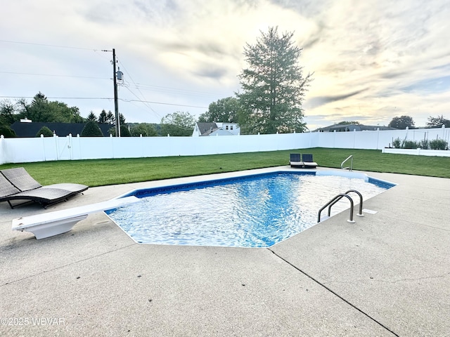 2035 Woodland Rd, Montoursville, PA 17754 - view of swimming pool with a patio and a diving board