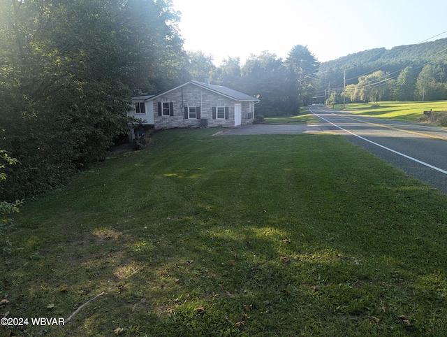 view of yard featuring a mountain view