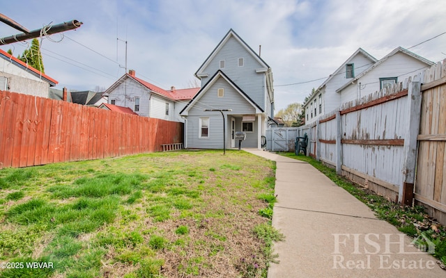 435 Grant St, Williamsport, PA 17701 - view of front of home featuring a fenced backyard and a front lawn