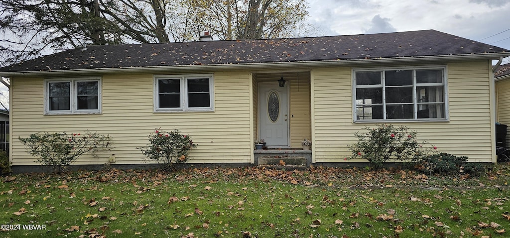 view of front of house with a front lawn