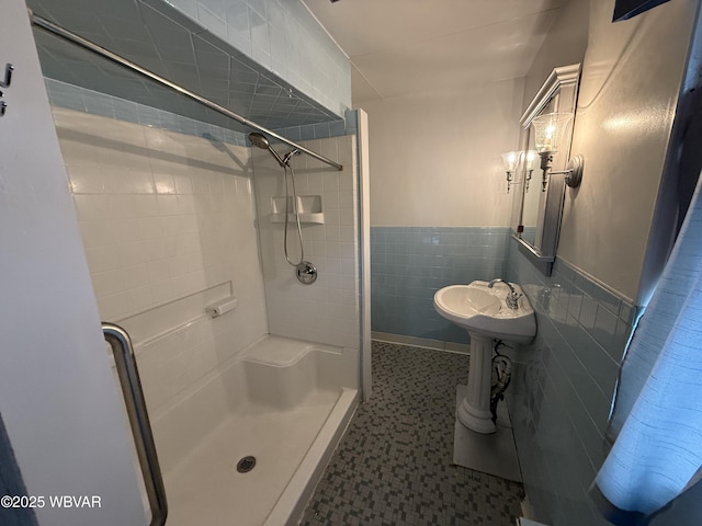 bathroom featuring tile walls and tiled shower