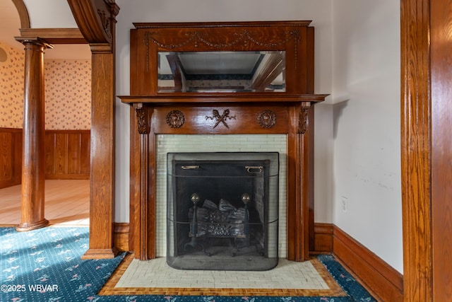 interior details with decorative columns