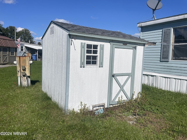 view of outdoor structure featuring a yard