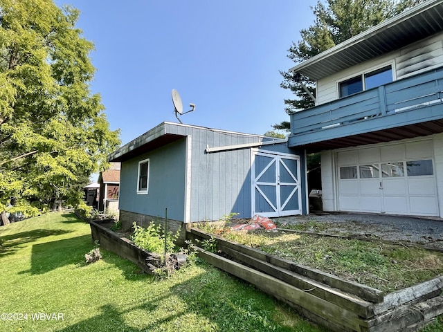 view of outdoor structure with a yard