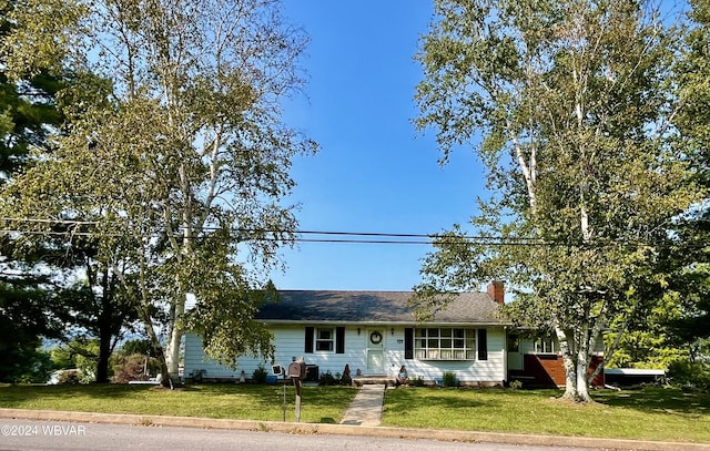 single story home with a front yard