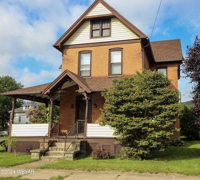 view of front of house featuring a front lawn