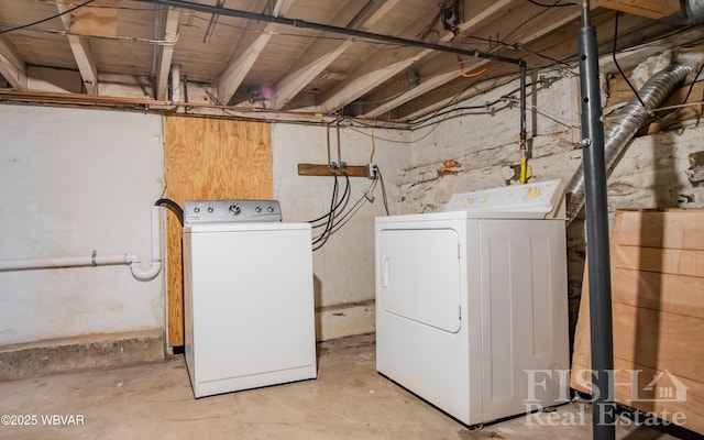 washroom with laundry area and independent washer and dryer