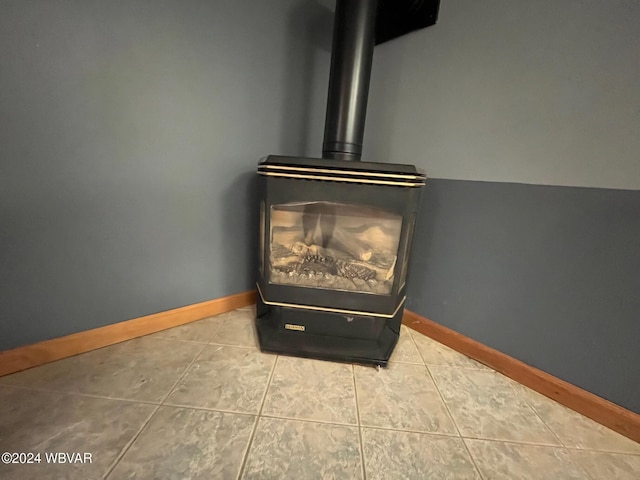 details featuring a wood stove and baseboards