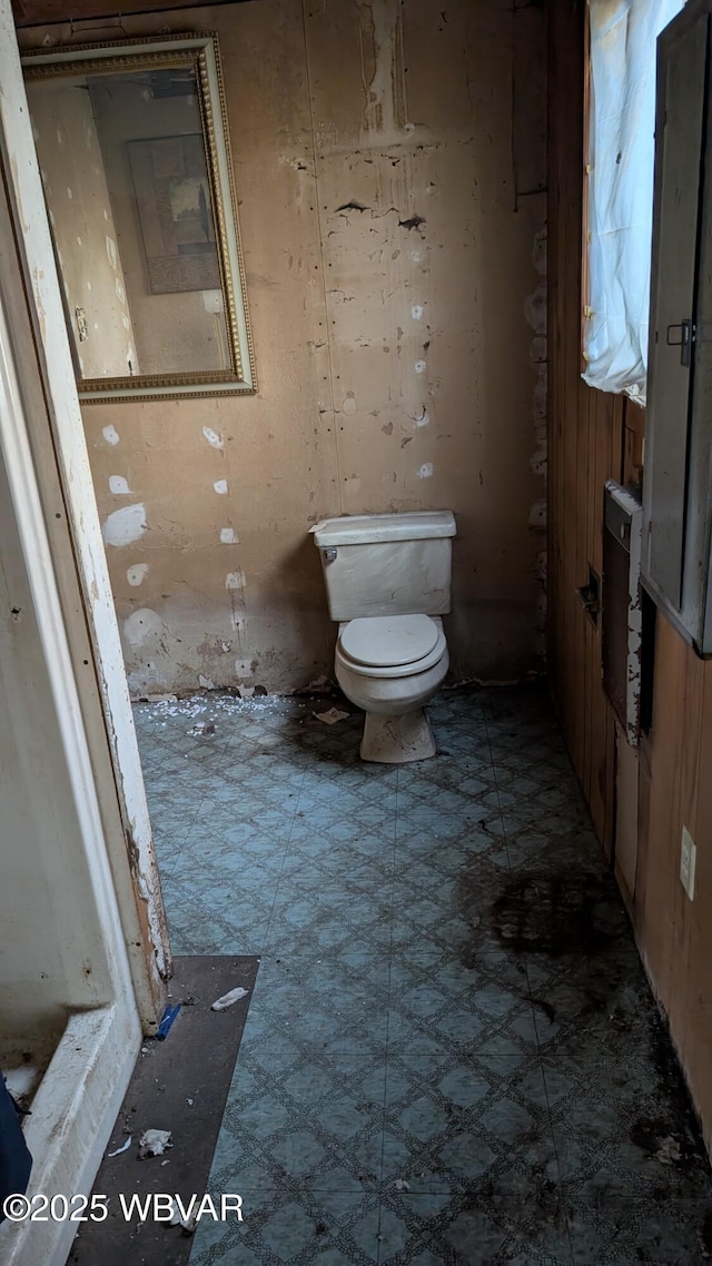 bathroom featuring toilet