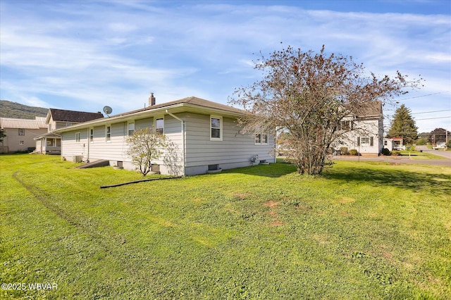 view of side of property featuring a lawn