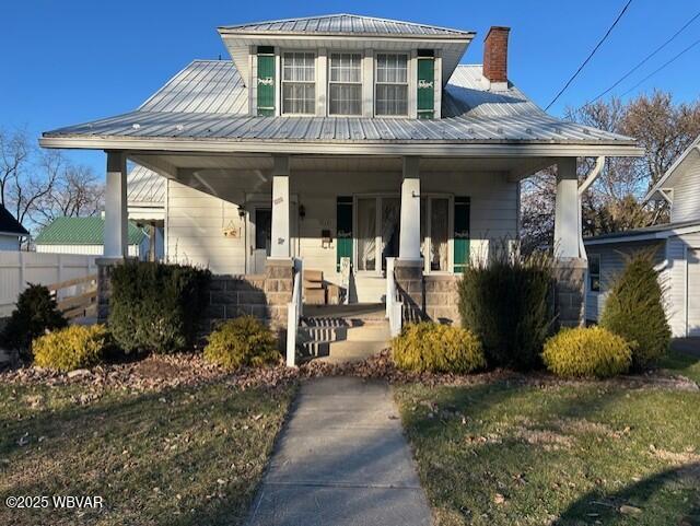 view of front facade with a front lawn and a porch