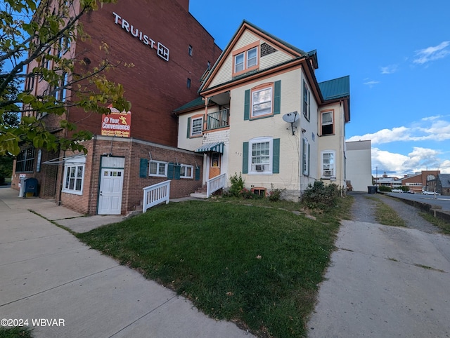 view of front of property featuring a front lawn