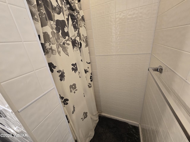 bathroom featuring a shower with shower curtain