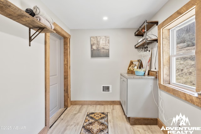 washroom with recessed lighting, visible vents, baseboards, and light wood-style flooring