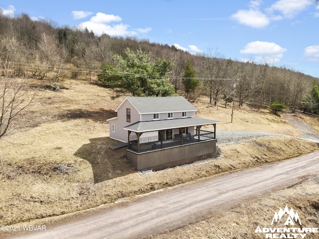 birds eye view of property featuring a forest view