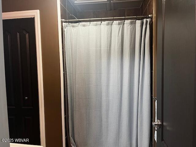 details featuring curtained shower