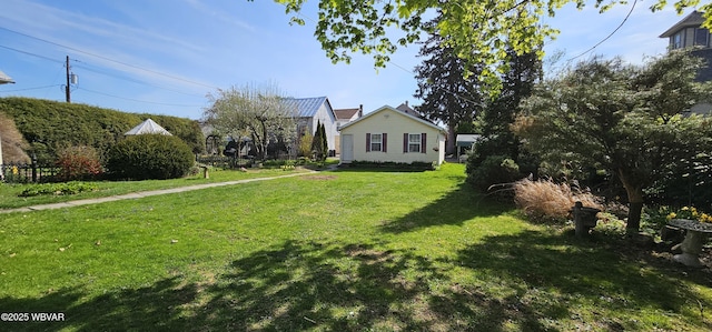 view of front of home with a front lawn