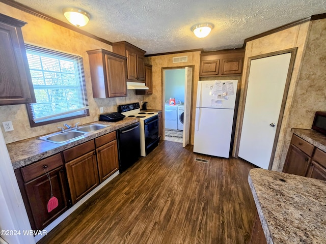 kitchen featuring sink, dark wood-type flooring, independent washer and dryer, a textured ceiling, and black appliances