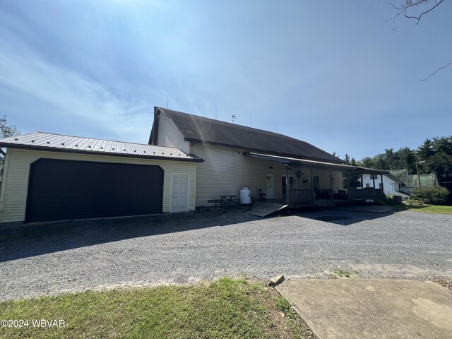 view of front facade featuring a porch and a garage