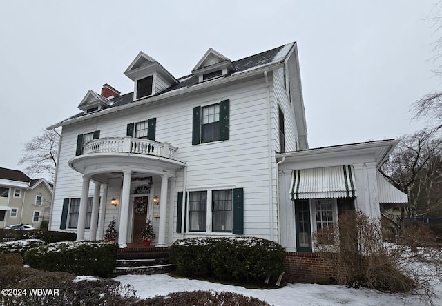 view of front facade featuring a balcony