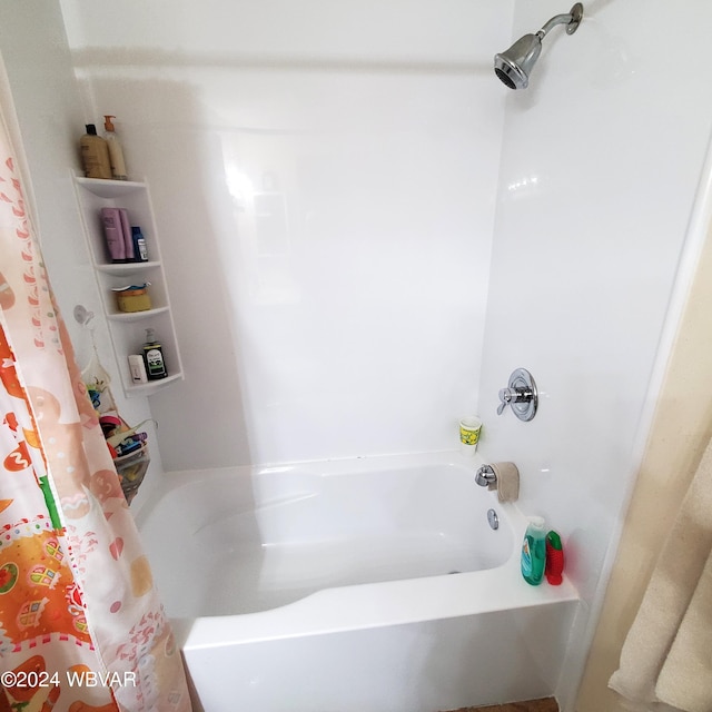 bathroom with shower / tub combo