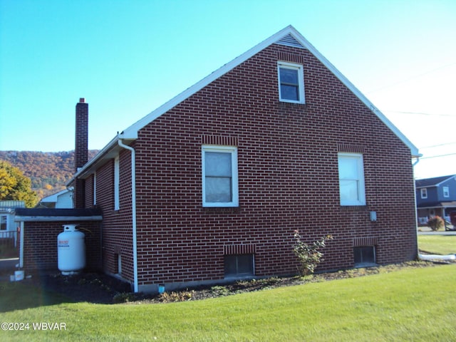 view of side of property featuring a lawn